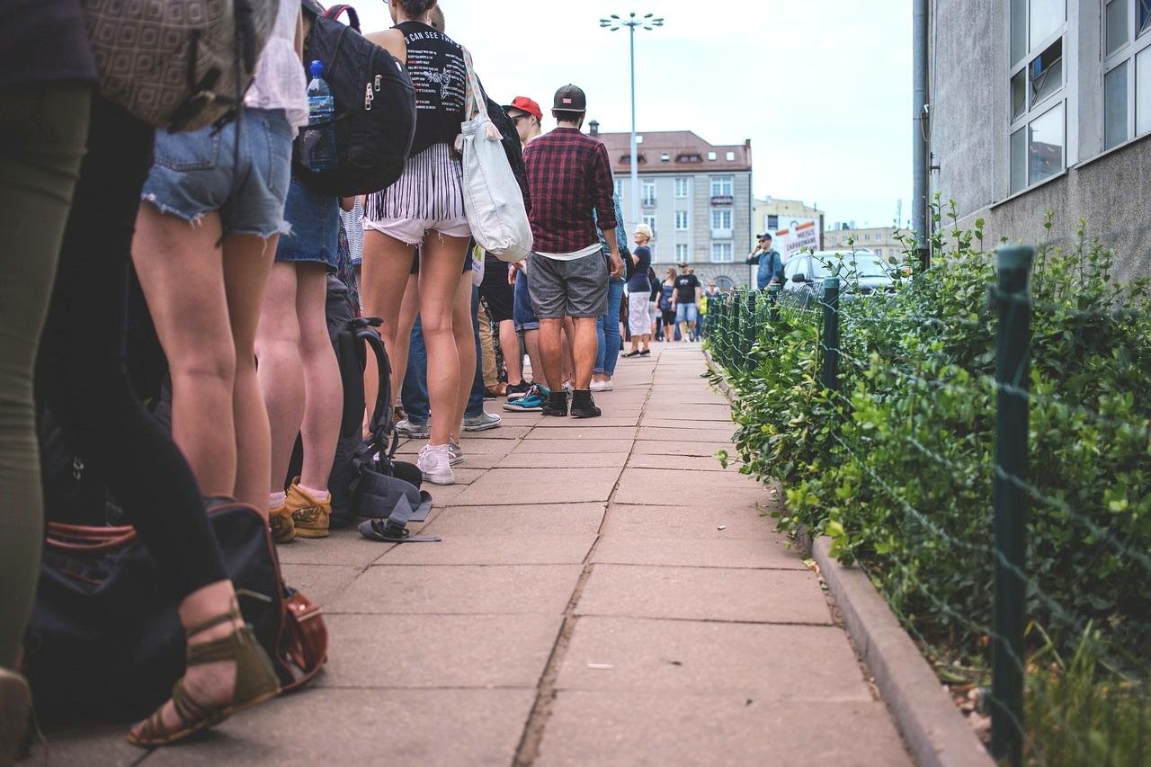 Observing Queue Etiquette