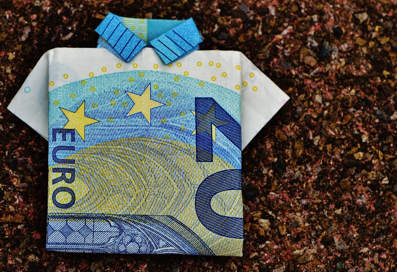 Strong Dollar Creates Travel Havoc: Americans Flood Europe