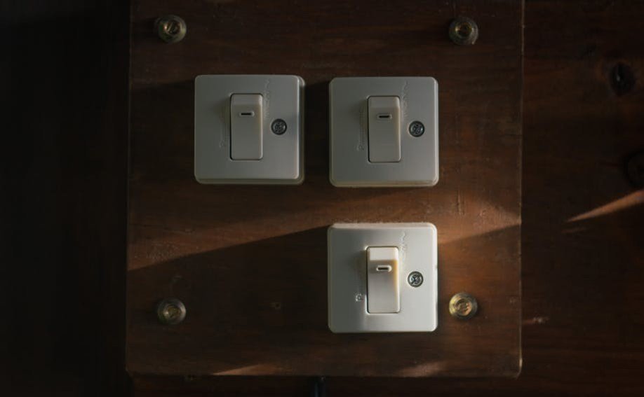 2. Yellowed or Off-White Light Switch Plates (Image Credits: Pexels)