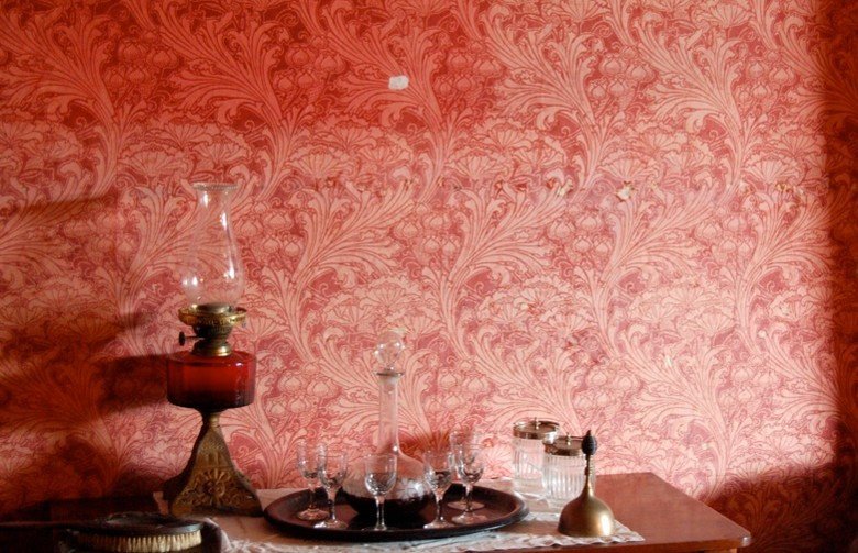 4. Heavy Wallpaper With Busy Patterns (Image Credits: Wikimedia)