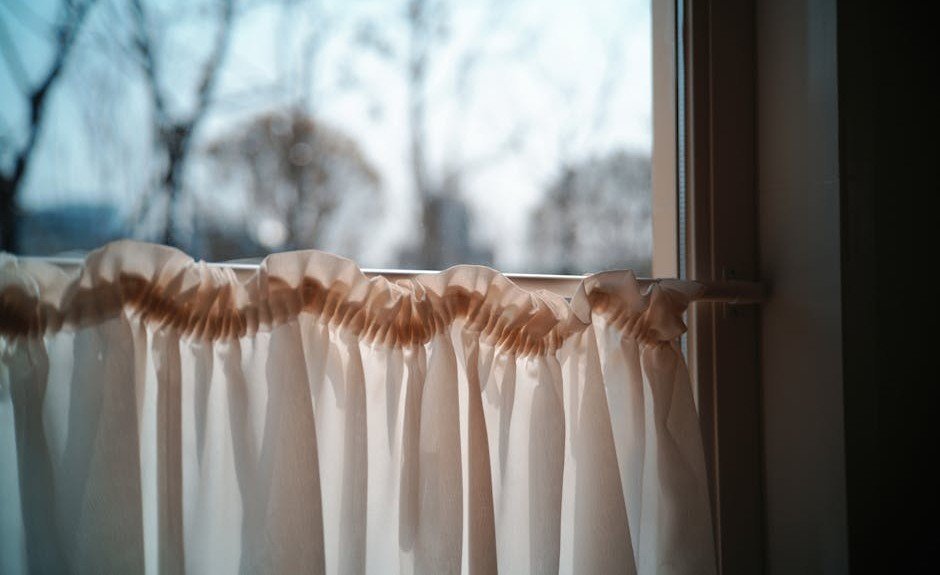 8. Curtain Rods Hung Too Low (Image Credits: Pexels)