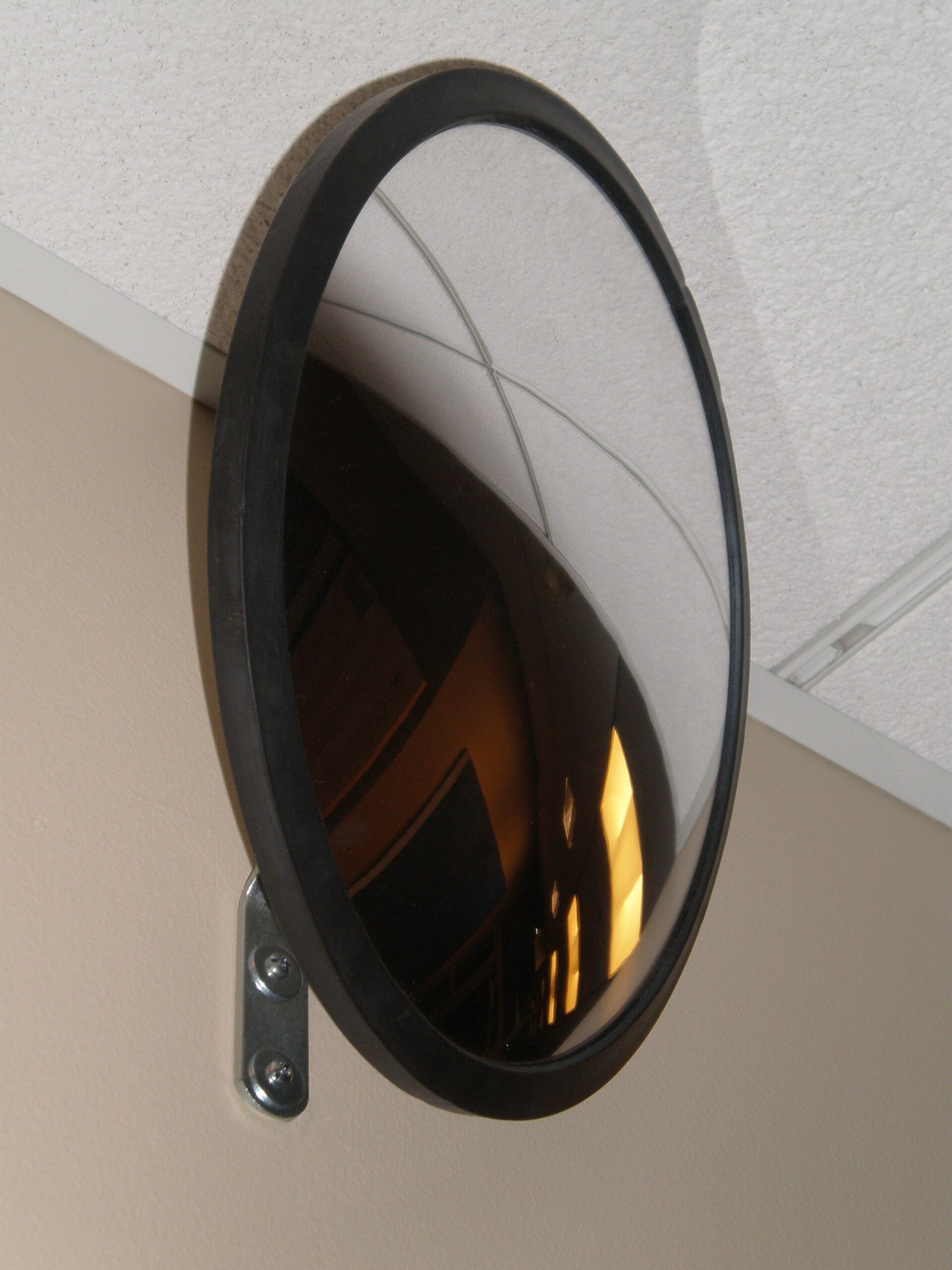 15. The Overdone Bubble Mirror (By BrokenSphere, CC BY-SA 3.0)