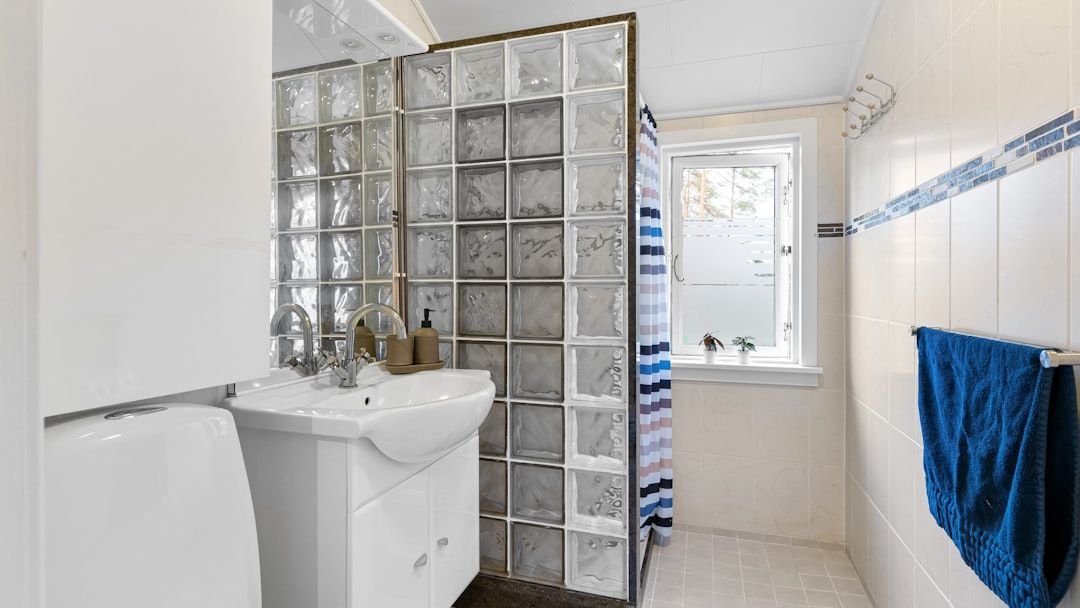 15 Bathroom Decor Items That Date Your Home Instantly