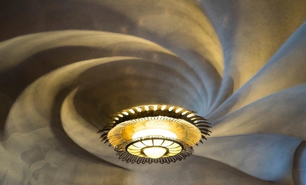 #2 - Single Overhead Lighting With No Layers (Image Credits: Rawpixel)