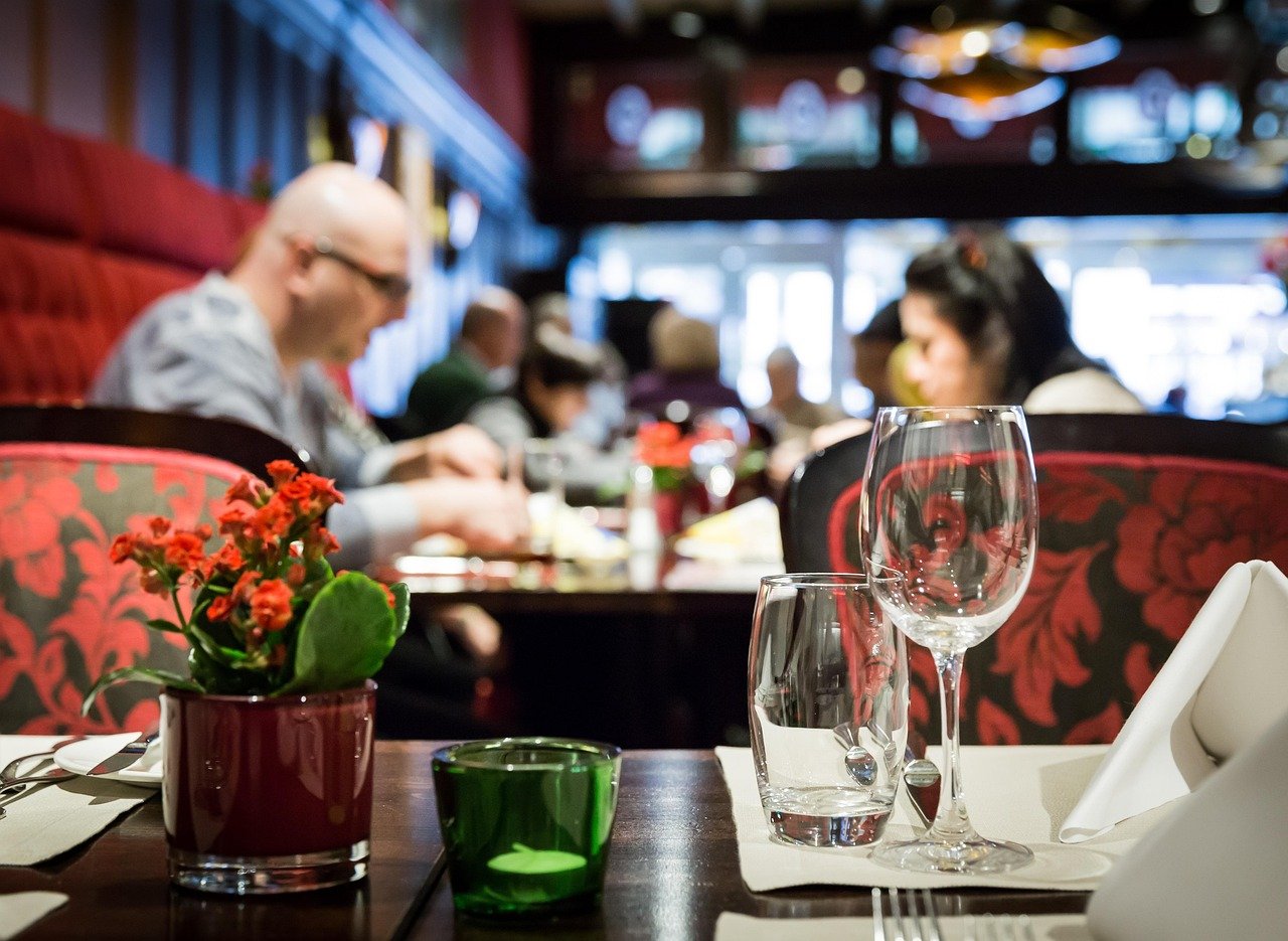 16 Things Waiters Notice Before They Greet You