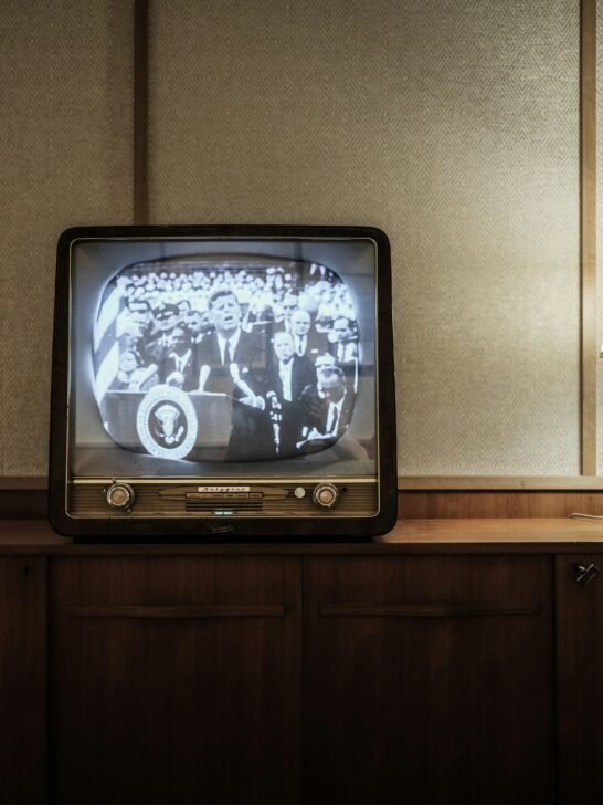 18 Vintage Decor Pieces That Reveal Your Exact Age