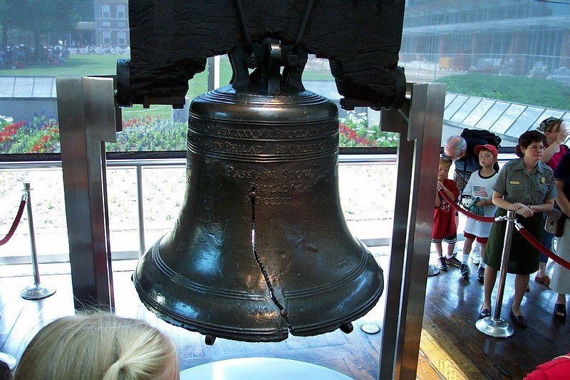 #5 - The Liberty Bell, Philadelphia: A Cracked Bell Behind Glass That Takes All Day (picdrops, Flickr, CC BY 2.0)