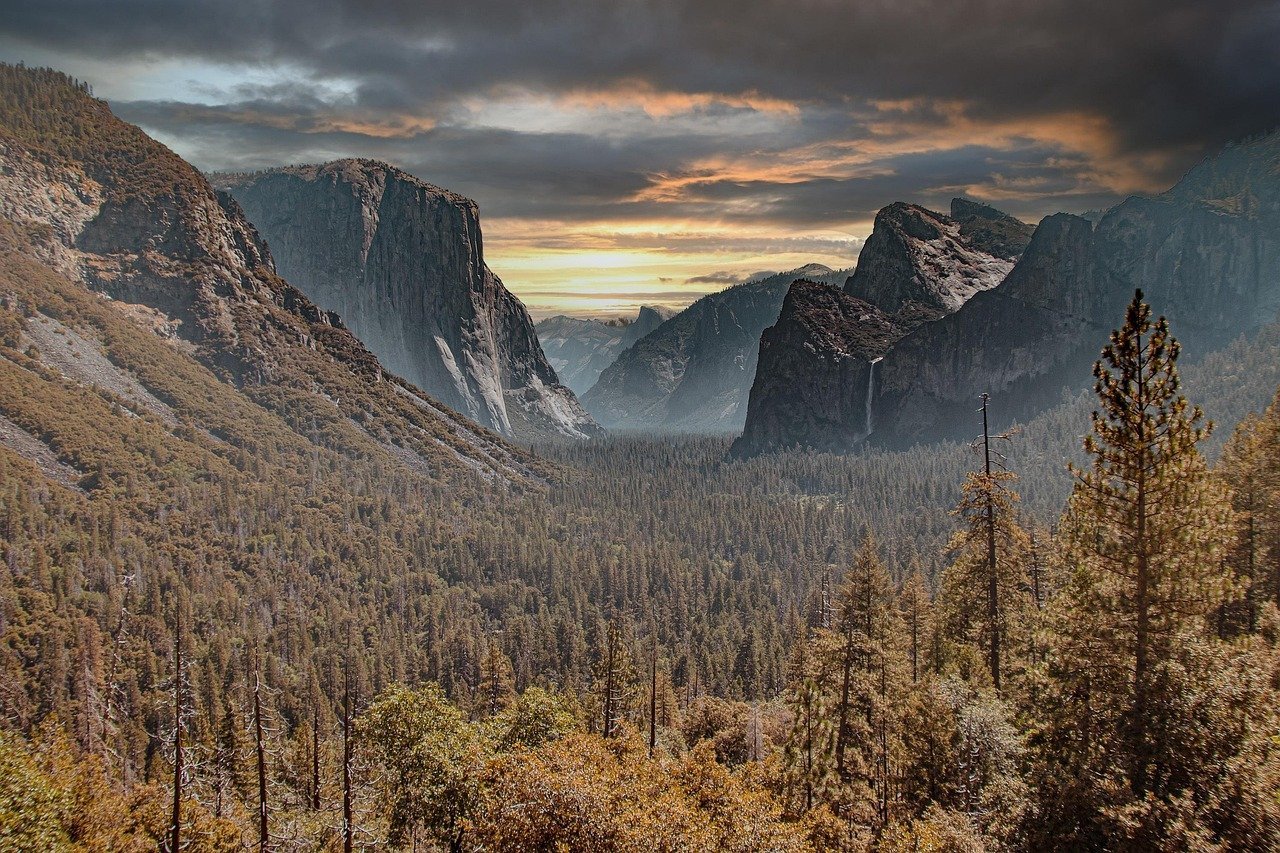 #2 - Yosemite National Park, California: The Traffic Jam With Waterfalls (Image Credits: Pixabay)