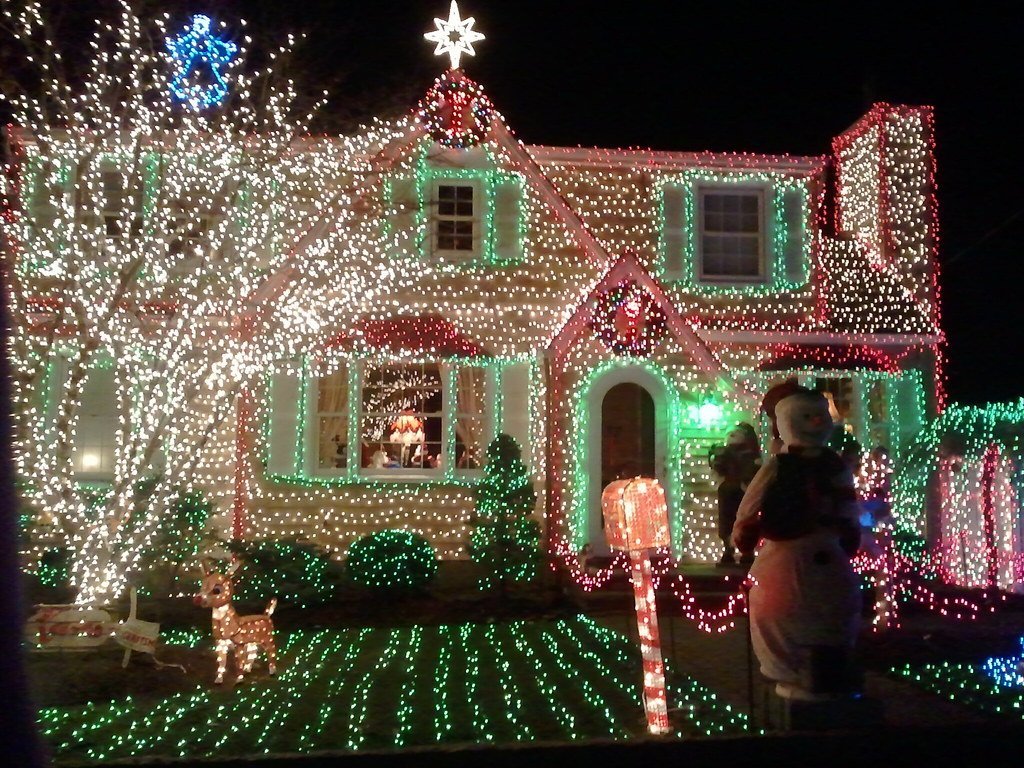 #1 &ndash; The Complete Collection: Every Tacky Item Combined in One Yard (SurFeRGiRL30, Flickr, CC BY 2.0)