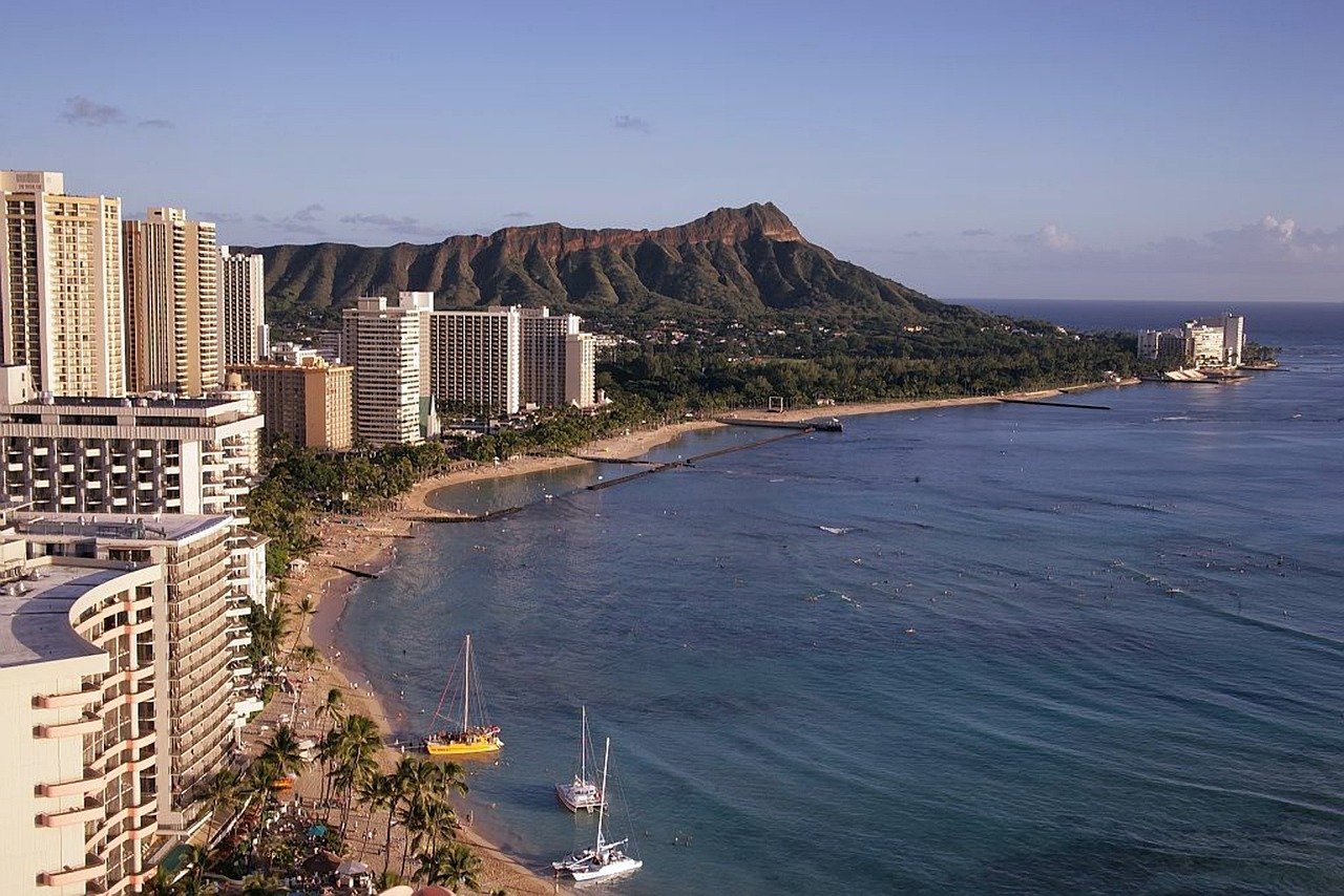 #13 - Waikiki Beach, Oahu, Hawaii: Paradise Paved Over (Image Credits: Pixabay)