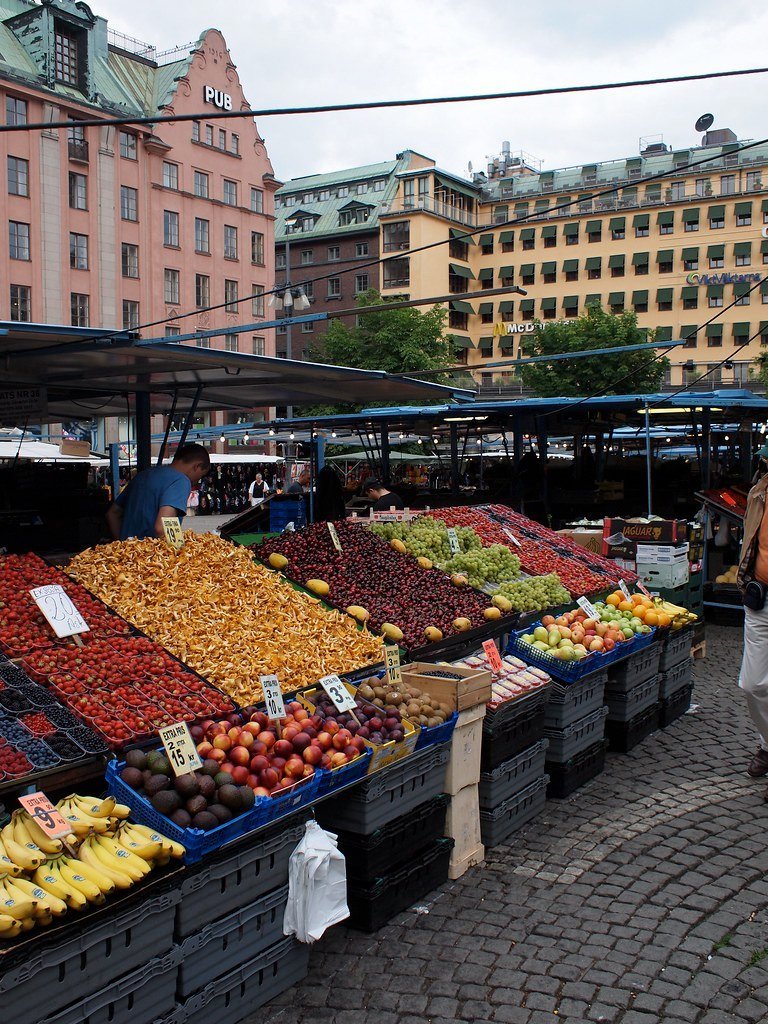#3 - Handling Produce at European Markets Like It's a U.S. Grocery Store (nicksieger, Flickr, CC BY-SA 2.0)