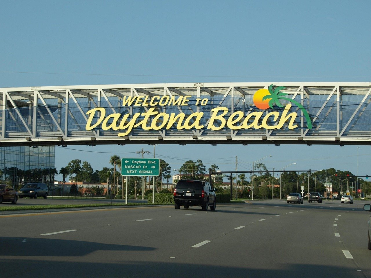 #11 - Daytona Beach, Florida: Year-Round Crowds on a Beach That's Literally a Road (Image Credits: Pixabay)